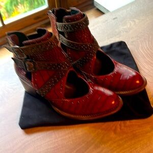 Freebird sapphire red Croco
Size 7 
Brand new never worn